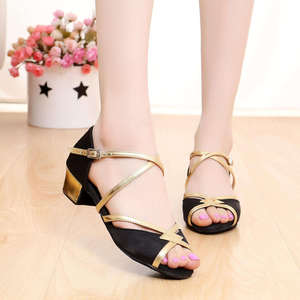 Vente en gros de nouvelles chaussures de <span class=keywords><strong>danse</strong></span> <span class=keywords><strong>latine</strong></span> avec paillettes talon plat fond souple chaussures de <span class=keywords><strong>danse</strong></span> d'intérieur en satin - Product Image 2