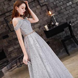 Vestido de Fiesta Azul Elegante con Escote en V, Sin Mangas, Estampado Floral, para Graduación o Evento Nocturno, Modelo S491 - Product Image 2