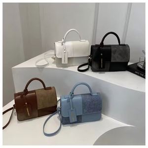 Bolso bandolera para mujer, estilo cabas, de diseñador, con diseño geométrico, doble asa, tamaño compacto, ligero, impermeable y resistente. - Product Image 2