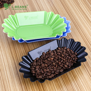 Bandeja rectangular de plástico para granos de café L-Beans con bordes acanalados para tostar y exhibir - Product Image 1