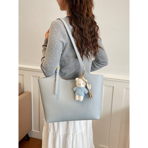 Sac fourre-tout décontracté en cuir PU imperméable pour femme avec fermeture éclair, grande capacité, sac à bandoulière, sac à main quotidien pour le shopping, avec breloque ours en peluche - Product Image 6