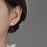 Zierliche Sterling Silber Weiße Emaille Blumen-Ohrstecker 925 Sterling Silber Vierblättrige Blumen-Ohrstecker