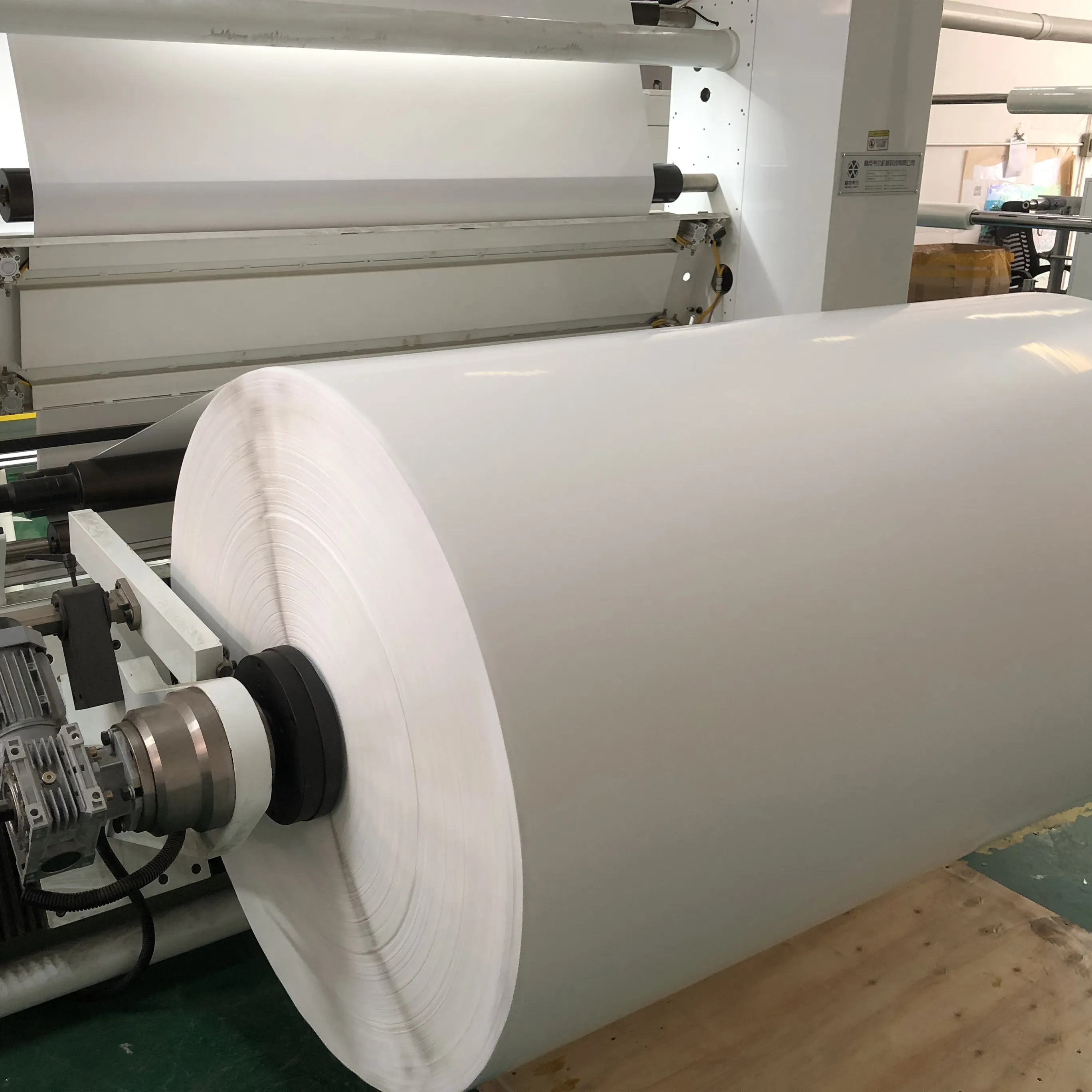 Tiancheng fábrica etiqueta térmica jumbo roll auto-adesivo adesivo à prova d' água Etiqueta de baixa temperatura para o rótulo em branco cortado