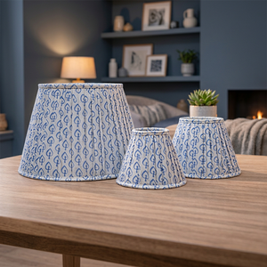Abat-jour en viscose et lin imprimé de cœurs géométriques bleus |   Abat-jour plissé blanc et bleu |   Table décorative, luminaire de sol et luminaire suspendu - Product Image 3