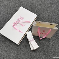 Sacs en papier de luxe pour boutiques de détail, personnalisés, écologiques, recyclables, avec logo en feuille d'or, impression sérigraphique rouge, poignées, chaussures, vêtements