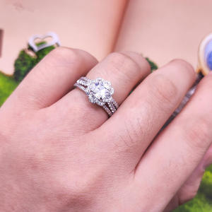 Bague de fiançailles de luxe pour femme en argent sterling S925 plaqué or, avec moissanite taille coussin D VVS1, halo floral et pavé, certifiée GRA - Product Image 2
