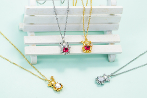 EYIKA Collana con Ciondolo a Forma di Orsacchiotto con Cuore di Diamante Rosso, Placcata in Oro 18k, Gioielli per Donne 2021 - Product Image 4