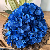 Arrangements floraux de mariage aux tons bleu Klein, bleu saphir profond, bleu royal, roses en soie, pivoines, centres de table hauts pour plafonds.