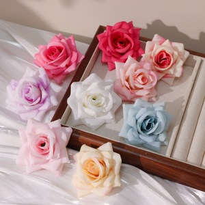 ดอกกุหลาบแดงสดประดิษฐ์จากผ้าไหม สำหรับตกแต่งงานแต่งงาน DIY เครื่องประดับผม ตกแต่งผนัง อุปกรณ์ประกอบฉากถ่ายภาพกลางแจ้ง - Product Image 2