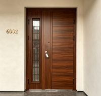 Porte d'entrée moderne à texture bois, avec panneaux de verre latéraux et porte d'entrée sécurisée.