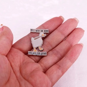 Mess with The Honk You Get The Bonk esmalte Pin divertido <span class=keywords><strong>juego</strong></span> <span class=keywords><strong>de</strong></span> ganso Meme broche insignia regalo <span class=keywords><strong>de</strong></span> joyería - Product Image 4