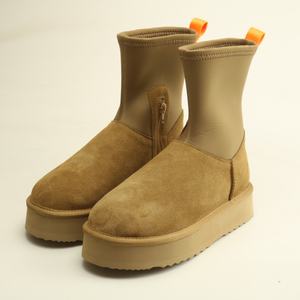 รองเท้าบูททรงสูงหนังกลับวัวแท้ Colorway - Product Image 1