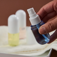 Conteneur en forme de capsule vide de format voyage, bouteille en plastique pour animaux de compagnie avec pulvérisateur à pompe