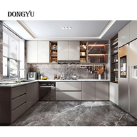 Cuisine moderne simple en noir mat, armoires de cuisine en forme de U, plan de travail blanc, design personnalisé, décoration, personnalisation de toute la maison