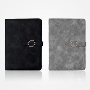 Libreta de Cuero PU A5, Diario Ejecutivo Recargable, Agenda con Correa de Hebilla Hexagonal Dorada, Cubiertas Grises y Negras - Product Image 1