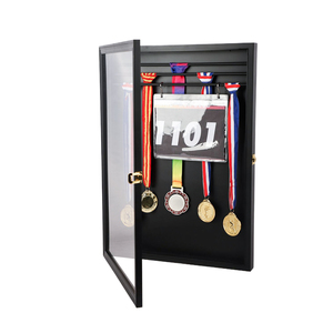 Espositore da Parete per Medaglie con Slot per Pettorale, Cornice Nera in Legno per Ricordi Sportivi - Product Image 1