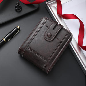 Portefeuille court en cuir PU de qualité supérieure pour homme, avec plusieurs emplacements pour cartes, grande capacité, blocage RFID, poche à monnaie zippée, pliage en deux, broderie vintage - Product Image 1