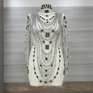 Minivestido de Cristal Verde Esmeralda - Ropa de Escenario con Cadenas Plateadas y Joyas para Divas, Fiestas Nocturnas y Eventos de Celebridades - Product Image 1