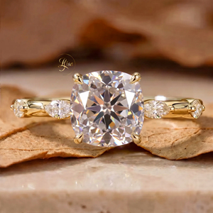 Bague de fiançailles de luxe en or 18 carats avec diamant de laboratoire taille Old Mine et pierres latérales en diamant de laboratoire certifié IGI, personnalisable - Product Image 1