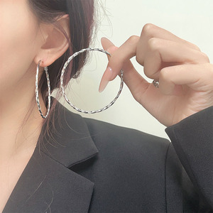 Kaiming Boucles d'oreilles créoles torsadées en argent sterling 925 pour femmes, style coréen, à porter au quotidien - Product Image 3