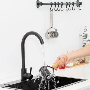 ที่ตัดแป้งสแตนเลส 1 ชิ้น ด้ามไม้ มีดตัดพิซซ่า เค้ก ลายลูกไม้ มีดตัดพิซซ่าแบบล้อหกล้อ อุปกรณ์ทำขนมในครัว - Product Image 4