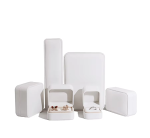 Boîte à bijoux carrée de luxe en cuir PU blanc avec logo personnalisé, doublure en velours, fermeture à boucle, décoration d'angle, pour bague, collier, pendentif - Product Image 1