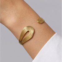 Bracelet jonc ouvert texturé en acier inoxydable plaqué or 18 carats de style minimaliste pour femme