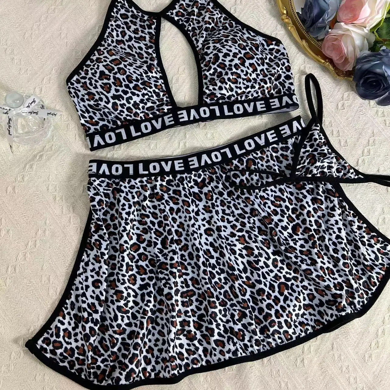 SFY2745 Venta al por mayor Conjunto de sujetador y falda con estampado de leopardo marrón Bragas de mujer Dormitorio íntimo Ropa de dormir de mujer Conjunto de lencería sexy