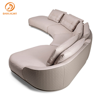 Canapé moderne incurvé multi-places en cuir avec coussins moelleux, meubles de salon haut de gamme pour une décoration élégante de la maison