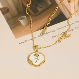 Collier vintage élégant en acier inoxydable avec pendentif en émail en forme de rose pour femmes - Product Image 1