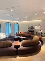 Canapé italien minimaliste de forme irrégulière à une place avec tissu tricoté 5D et structure en bois massif pour appartement et hôtel