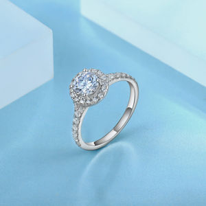 Anillo de compromiso de plata de ley 925 con halo y circonita cúbica, alternativa al reloj de pulsera - Product Image 2