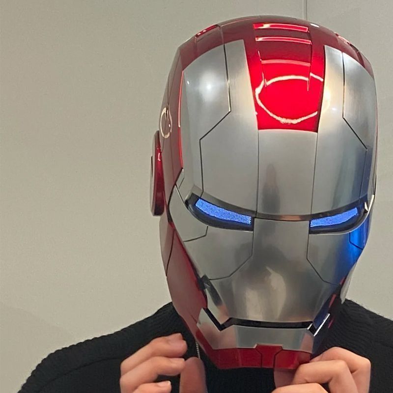 Casco plateado de acero, ¡un éxito de ventas! Activación con un solo clic y luces integradas.