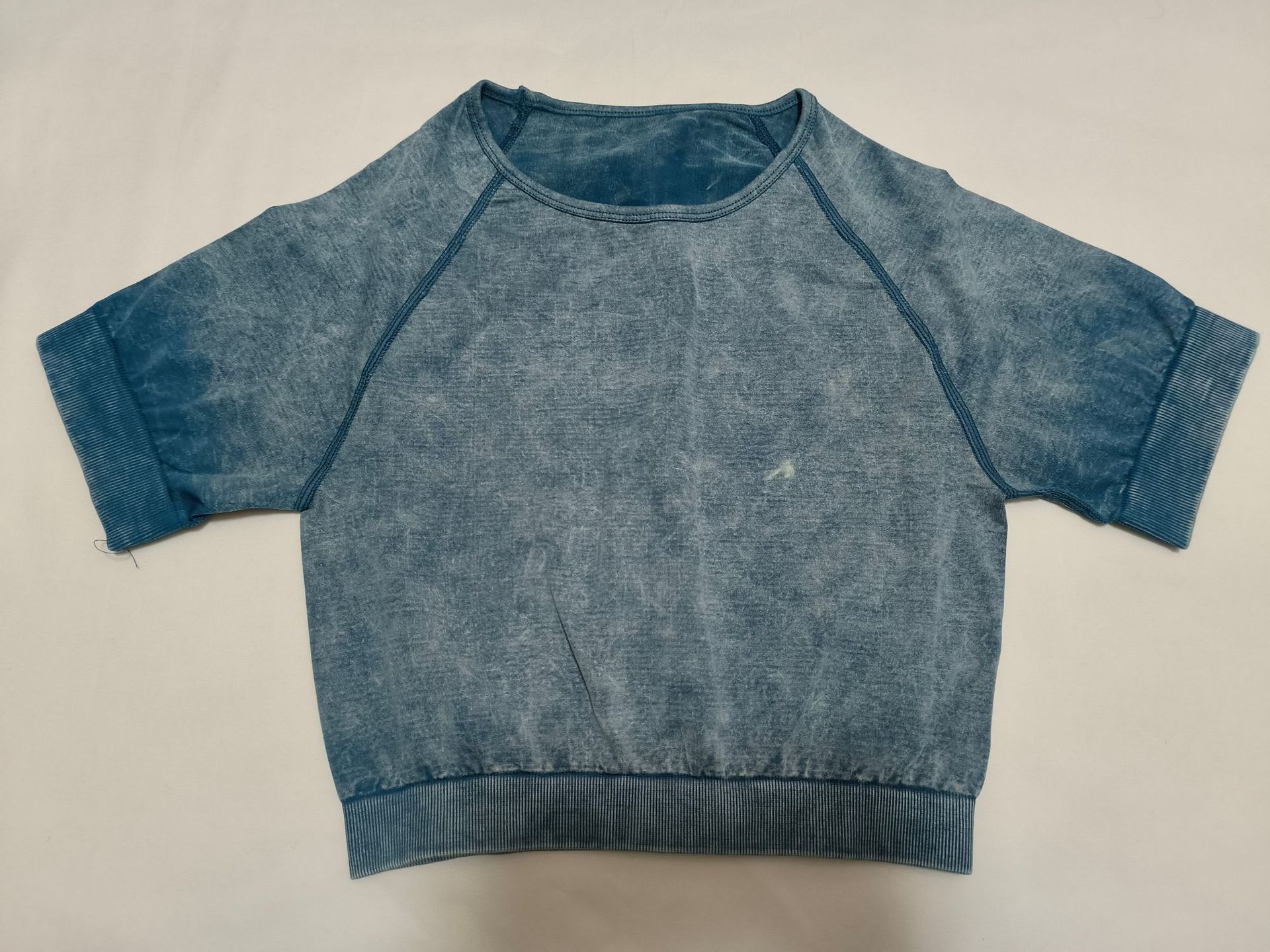 Bleu marine, manches courtes
