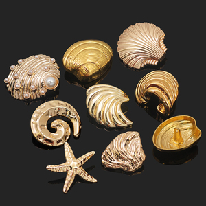 Boutons de couture personnalisés en or de la Button Factory, boutons irréguliers pour vêtements, coquillages, conques, étoiles de mer, boutons à tige en alliage métallique de forme spéciale - Product Image 1