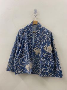 Chaqueta Suzani de Terciopelo Gris Hecha a Mano, Chaqueta Bohemia Vintage con Bordado Floral, Regalo para Ella, Proveedor al por Mayor de la India - Product Image 1