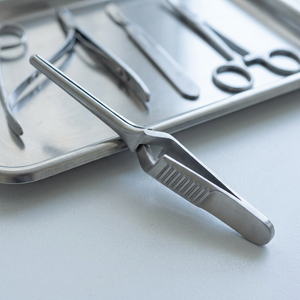 Forceps chirurgical manuel de précision en acier inoxydable de 3,5 pouces, droit et atraumatique, de la meilleure qualité, par Blush Surgical - Product Image 3