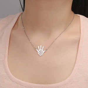 Collier de la main de la guérison, symbole sacré Hopi, pendentif en spirale tourbillonnante, bijoux en acier inoxydable, cadeau du Nouvel An - Product Image 1
