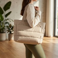 Nouveau sac fourre-tout matelassé de luxe, grande capacité, sac à bandoulière en nylon imperméable pour femmes, idéal pour la gym et les voyages, fournisseur en gros