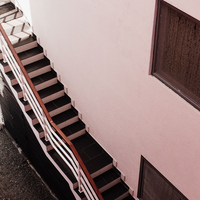 Escalier en colimaçon courbé sur mesure Prima, support métallique, marches en bois massif, main courante en acier inoxydable, escaliers de luxe pour la décoration de villa