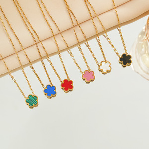 Collana con Ciondolo a Cinque Petali in Acciaio Inossidabile Multicolore, Gioiello Portafortuna per Donne e Ragazze - Product Image 1
