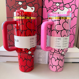 Venta al por mayor de fábrica: Taza Kitty Stan de acero inoxidable de alta calidad de 40 oz, réplica 1:1 original, con asa, ideal para camping y regalo. - Product Image 3