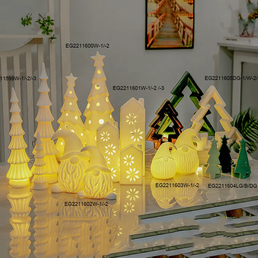 Eg casa de cerâmica iluminada, papai noel e rena decorações de natal ao ar livre e iluminação