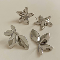 Moda dulce cinco pétalos flor suerte trébol de cuatro hojas elegante Stud pendientes personalizados 18 K chapado en oro de acero inoxidable para mujer