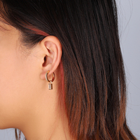 Pendientes Huggie Mlluki de Plata de Ley 925 Bañados en Oro con Dijes Geométricos Delgados de Cristal de Roca y Diamantes Baguette