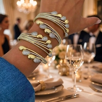 Bracelet manchette multi-rangs en laiton plaqué or 18 carats, style Mob Wife, pour événements sur le tapis rouge, finition anti-ternissement, motif goutte d'eau