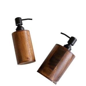 Flacon distributeur de lotion à poussoir en noyer, flacon vide en bois massif, accessoire de luxe pour hôtel, pour savon liquide, gel douche, shampoing - Product Image 1