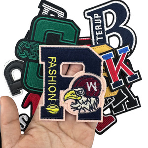 カスタム可能 3D刺繍 大学文字ワッペン キャンバス生地 縫い付けタイプ 帽子用刺繍ラベル - Product Image 3