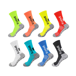 Chaussettes de sport antidérapantes personnalisées pour clubs de football, élément de mode, chaussettes commémoratives, vente en gros OEM/ODM - Product Image 3