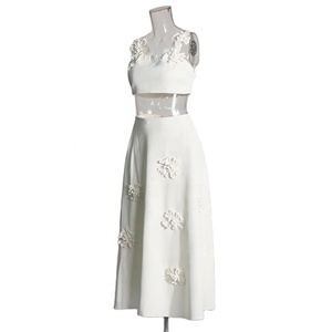 TWOTWINSTYLE elegante <span class=keywords><strong>abbigliamento</strong></span> femminile Set gonna e Top corto con applicazioni impiombate Skinny Fit e modello solido - Product Image 3